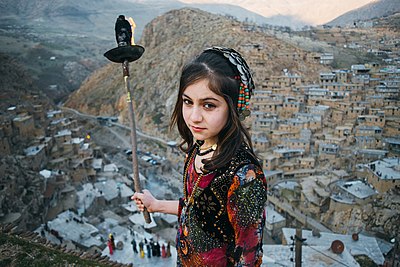 Gadis Kurdi di daerah pegunungan Iran menyalakan api dalam perayaan Nowruz