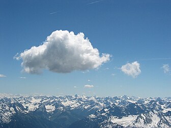 Un cumulus (nuage) au-dessus des Alpes de Lechtal (Autriche). (définition réelle 1 600 × 1 200*)