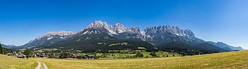 Vista panorâmica do maciço Kaisergebirge nos Alpes Orientais. Em primeiro plano pode-se ver a cidade de Ellmau, Tirol, Áustria. (definição 10 000 × 2 819)