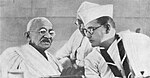 १९३८च्या काँग्रेस अधिवेशनात सुभाषचंद्र बोस (उजवीकडील) महात्मा गांधींसह
