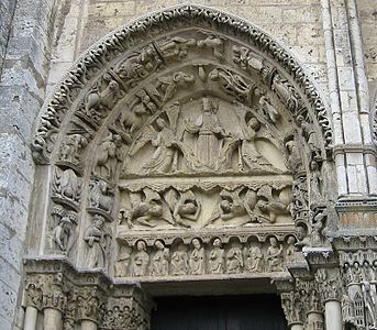 Тимпан на лявата порта. Той изобразява Христос на облак, поддържан от два ангела, над ред фигури, представящи труда на месеците и знаците на Зодиака