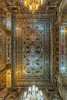 Teto da sala central da torre captadora de vento (Emarat e Badgir) do Palácio do Golestão situado em Teerã, Irã. (definição 5 495 × 8 098)