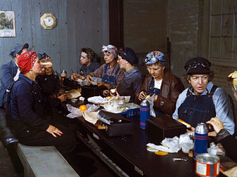 Mulheres que fazem a limpeza de vagões e locomotivas na rotunda da ferrovia Chicago and North Western, durante seu horário de almoço na sala de descanso, Clinton, Iowa, Estados Unidos (abril de 1943). (definição 6 096 × 4 560)