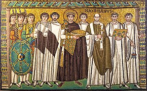一位头戴皇冠的男子手持一只碗，周围围绕着教士、朝臣和卫兵