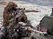 アフガニスタンに派遣された第2外人歩兵連隊隊員。擬装を施したPGM ヘカートII（手前）とFR F2（奥）を所持している（2005年撮影）