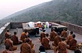 Monjos meditant al pic del Voltor