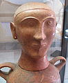 Detalhe de urna cinerária em forma de vaso canópico, cerâmica, 600-550 a.C.