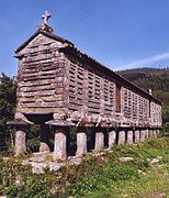 El hórreo es un granero elevado de Galicia, Asturias y Cantabria. En esta imagen aparece un hórreo gallego.