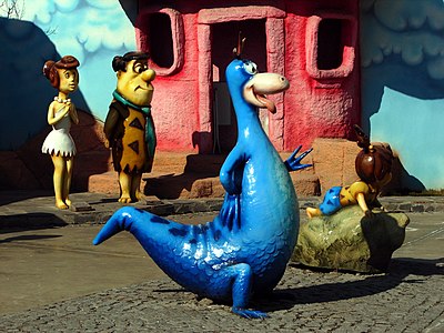 Dalam acara The Flintstones, manusia diceritakan hidup berdampingan dengan dinosaurus, merupakan contoh anakronisme yang sering terjadi pada komedi dan kartun.[1]