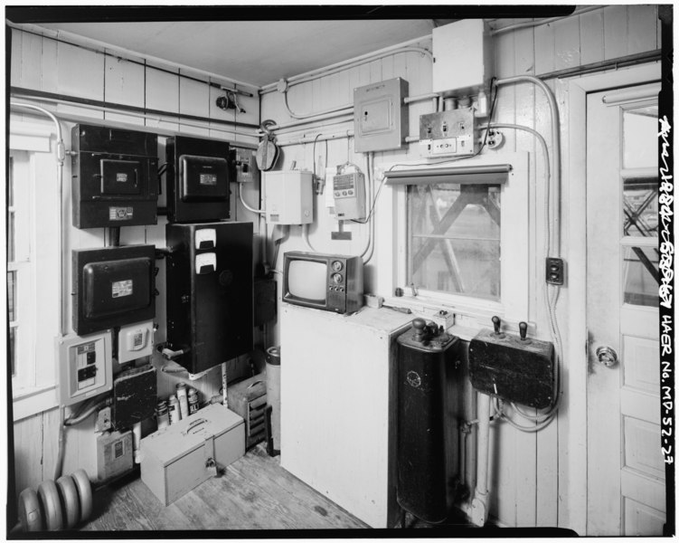 File:INTERIOR VIEW OF BRIDGE TENDER'S HOUSE, SHOWING ELECTRICAL BOXES AND CONTROLS (taken in March 1984) - Sharptown Bridge, Spanning Nanticoke River, State Route 313, Sharptown, HAER MD,10-SHATO.V,1-27.tif