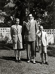 Joan Carles (esquerra), junt amb el seu pare Joan de Borbó i Battenberg (centre) i el seu germà menor Alfons (dreta), 1950