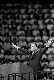 בילי גרהאם, המטיף האוונגליסטי המפורסם ביותר, בכנס בפלורידה ב-1966.