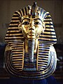 Маска Тутанхамона — Тутанхамон, сын Эхнатона, вернулся в бывшую столицу и восстановил былое влияние культа Амона; хотя он умер молодым и не считался значимым в своё время, открытие Говардом Картером в 1922 году его неповреждённой гробницы KV62 сделало его значимым символом древнего Египта для современного мира