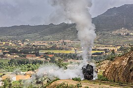Train à vapeur dans les environs d'Asmara. Au premier plan, la locomotive et le panache du fumée.