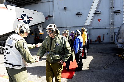 תומר בר על נושאת המטוסים תאודור רוזוולט, אפריל 2015