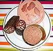 Tysk «pølsetallerken» (Wurstteller) med Bierschinken («ølskinke») og røykt Leberwurst (leverpølse) og Blutwurst (blodpølse)