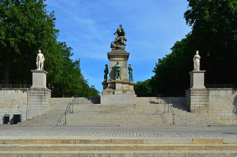 Entrée du cours Saint-Pierre avec le monument aux morts dédié aux enfants de Loire-Inférieure tombés lors la Guerre de 1870 et les sculptures de Arthur III et Anne de Bretagne