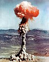 Một hình cầu lửa phóng xạ ở đỉnh của cột khói phát ra từ một vụ thử nghiệm vũ khí hạt nhân.