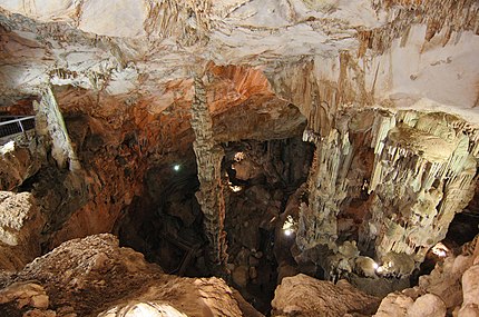 Der Stalagnat in der Mitte der Grotta di Ispinigoli ist mit 38 m Höhe der größte Tropfstein Europas