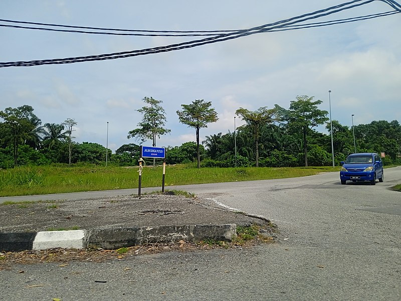 File:Jalan Sungai Putus 1, Kampung Batu Belah (221023) 2.jpg