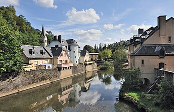 O rio Alzette, em Luxemburgo, visto da ponte chamada "Béinchen". (definição 4 256 × 2 723)