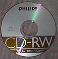ב־1997 יוצאים לשווקים לראשונה צורבי ותקליטורי ה־CD-RW שמאפשרים למשתמשים בהם להשתמש בתקליטורים כאמצעי לאחסון נתונים עליו ניתן הן לכתוב ולמחוק נתונים פעמים מרובות.