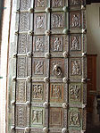 Porta de la catedral de Sant Pantaleó de Ravello (1179), encarregada per Sergio Muscettola. Al plafó central de la tercera fila del batent esquerre de la porta es troba una inscripció amb la data inclosa. Aquí es poden veure figures d'arquers i malabaristes que també es troben a la de Trani. Els marcs de partició dels plafons estan ricament decorats. Es troben escenes de l'Antic i del Nou Testament.