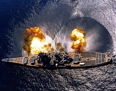 Kapal perang USS Iowa menembakkan meriamnya pada latihan perang di dekat Vieques, Puerto Rico.