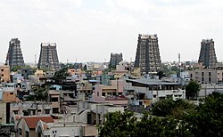 városkép gopuramokkal