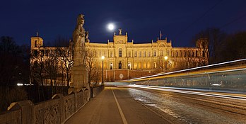 Vista noturna do Maximilianeum em Munique, sede do Parlamento Regional Bávaro. (definição 5 361 × 2 693)