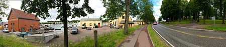 Tønsberg Kystkultursenter med Riggerloftet, slippen og murbygningene etter Teie ubåtstasjon på Nøtterøy-sida av Byfjorden i Tønsberg. I parken på den andre sida av Banebakken ligger Teie hovedgård. Foto: Fordreid panorama 2015