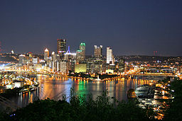 Pittsburghs silhuett nattetid.