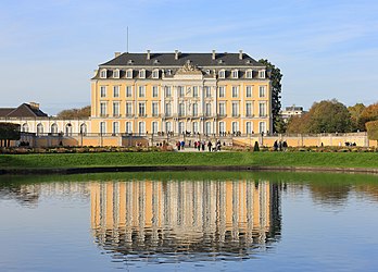 Fachada sul do Palácio de Augustusburg em Brühl, Renânia do Norte-Vestfália, Alemanha. (definição 4 890 × 3 509)