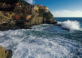 Le village de Manarola sur la côte des Cinque Terre en Italie. (définition réelle 2 803 × 2 000)