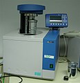 Una bomba calorimetrica, aparelh de laboratòri que permet de mesurar lo desgatjament de calor durant una reaccion quimica.