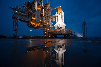 La navette spatiale Atlantis sur l’aire de lancement 39B du Centre spatial Kennedy de la NASA, en préparation pour la mission STS-135. (définition réelle 4 015 × 2 672)