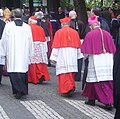 Dos cardenales y un obispu católicos.