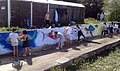 Гимназијалци осликавају мурал у Савичића потоку, поводом „Дана планете Земље”