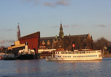 På detta fotopar visas hur trakten kring Galärvarvet på Södra Djurgården förändrades på cirka 40 år. Området var fram till 1969 en del av Stockholms örlogsvarv. På bilden till vänster syns Nordiska museet och varvets hamnområde. På bilder till höger har Vasamuseets faluröda byggnad (invigd 1990) tillkommit samt museihamnen framför. Byggnaden placerades tvärs över Stockholms örlogsvarvets stora torrdocka från 1878, i själva dockan ligger regalskeppet Vasa.