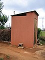 Una latrina de forat ben mantinguda en una llar rural prop de Maseru, Lesotho.