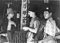 Malaya Müdahalesi sırasında Malaya polisi (sağ) elinde Sten Mk V ile