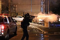 La Policia antidisturbis dispara gasos lacrimògens a manifestants antigovernamentals durant les Protestes de Din Daeng l'agost de 2021
