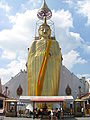 Tại chùa Wat Intharawihan, quận Phra Nakhon, Bangkok, Thái Lan
