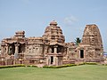 드라비다 스타일의 Mallikarjuna 사원과 Pattadakal의 나가라 스타일의 Kashi Vishwanatha 사원, 740 CE 건설