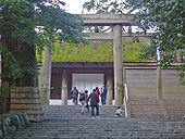 Ise torii, second type. Note the shimaki.