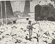 Воїн Арабського легіону серед руїн синагоги, червень 1948 року