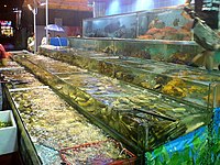 Lokasi Guangdong yang berada di pesisir selatan Tiongkok memungkinkan digunakannya makanan laut dalam hidangan Kanton. Pasar yang menjual hewan laut dapat ditemui di penjuru Asia Timur.