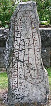 Runenstein bei der Högs-Kirche mit stablosen Runen; Hudiksvall, Hälsingland, Schweden - 1050 n. Chr.