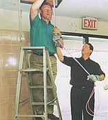 در حال کشیدن کابل شبکه برای شبکه رایانه‌ای در یک دبیرستان در کالیفرنیا به همراه ال گور (۱۹۹۶)
