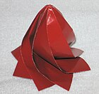 Smart Waterbomb origami, išlankstytas iš apskrito popieriaus lenkiant per išlenktą lenkimo liniją